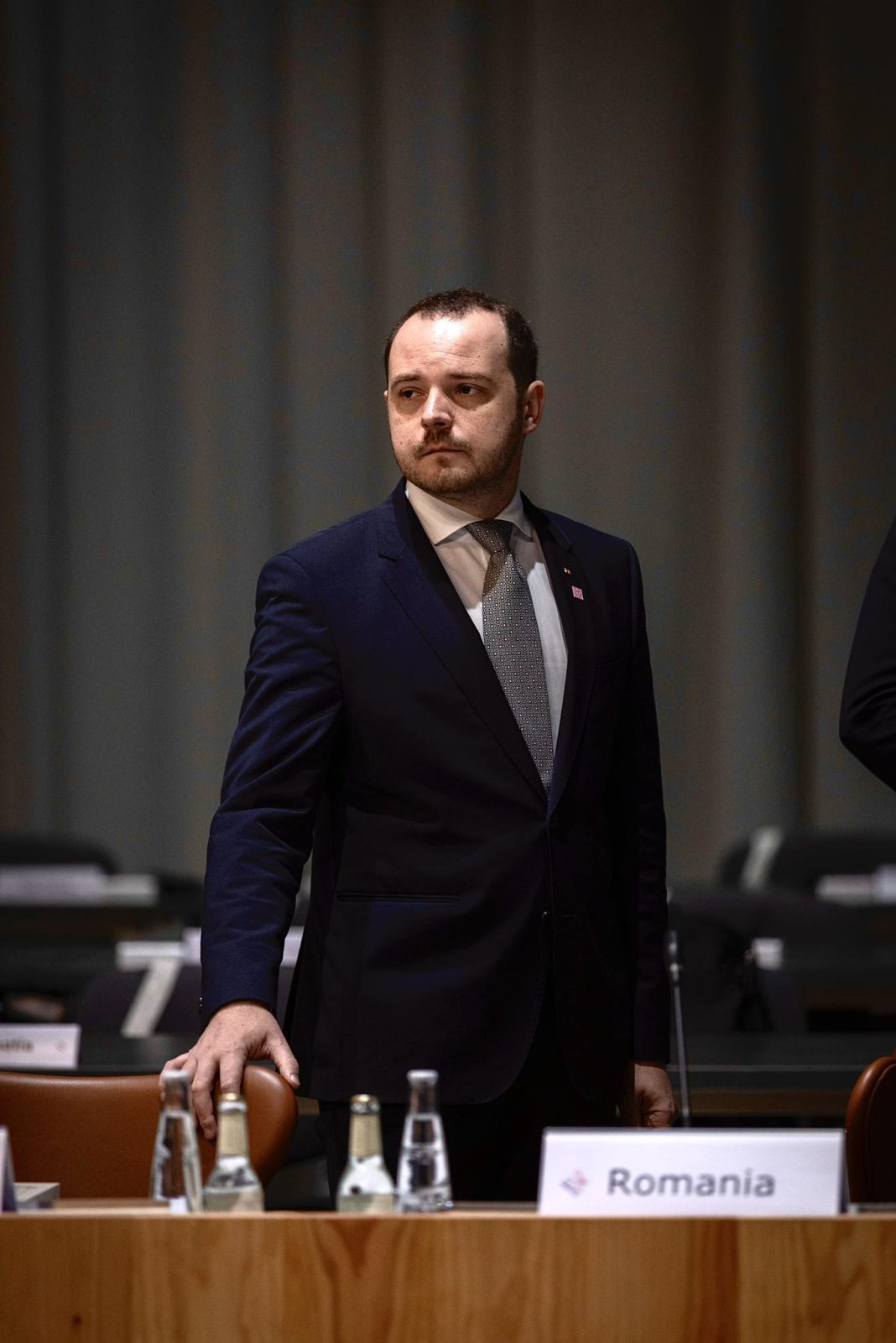 Aşa procedează un ministru care-şi respectă meseria de bază