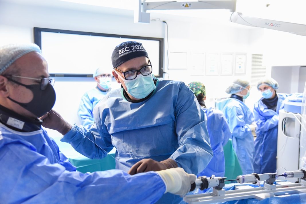 O valvă implantată minim invaziv după două operații majore pe inimă